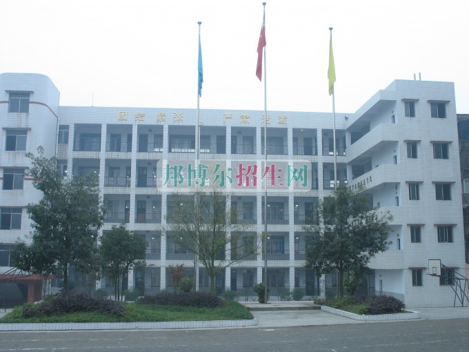 南充信息工程職業(yè)學(xué)校2016年報(bào)名條件、招生對象