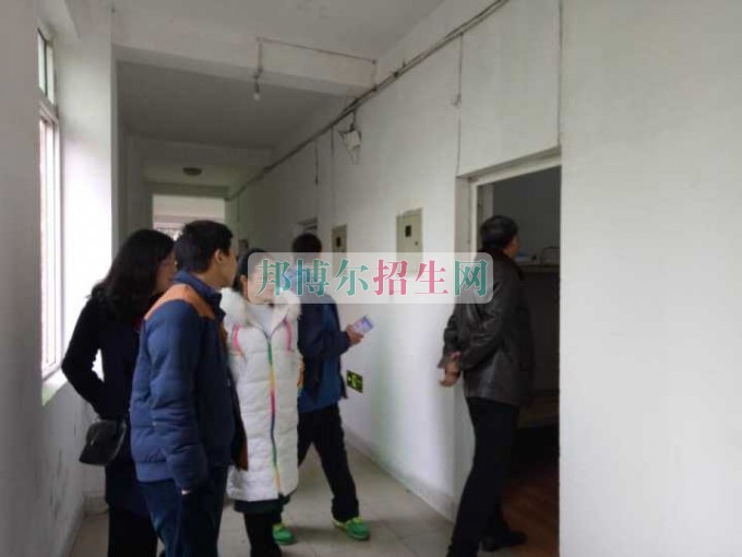 成都翔飛航空職業(yè)技術(shù)學校領(lǐng)導(dǎo)帶領(lǐng)班主任突襲學生寢室