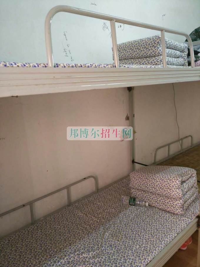 成都翔飛航空職業(yè)技術(shù)學校領(lǐng)導(dǎo)帶領(lǐng)班主任突襲學生寢室