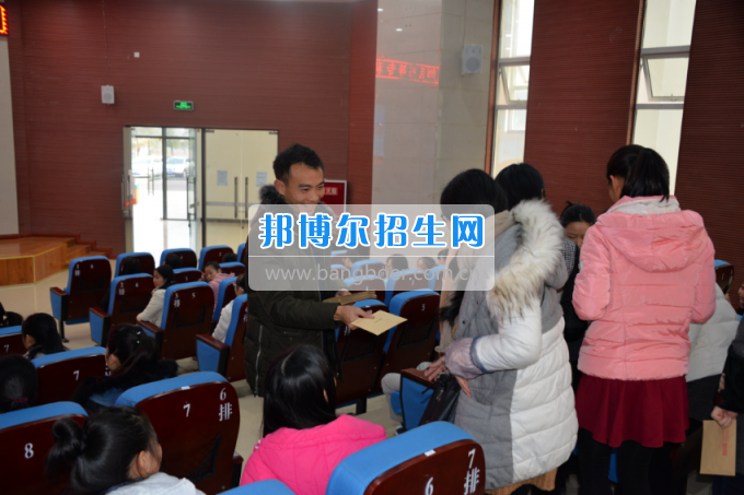 川南幼兒師范高等?？茖W(xué)校開展為困難學(xué)生送溫暖活動(dòng)