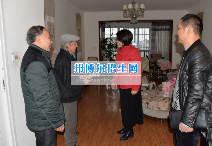川南幼兒師范高等?？茖W校領導帶隊慰問生活困難教職工、老黨員和老干部