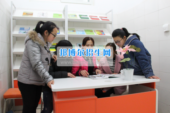 川南幼兒師范高等專科學(xué)校黨團(tuán)工作站、圖書(shū)漂流站在學(xué)生公寓正式運(yùn)行