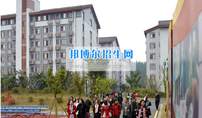南充市建華職業(yè)中學(xué)開展“請進(jìn)來，走出去”校際交流活動