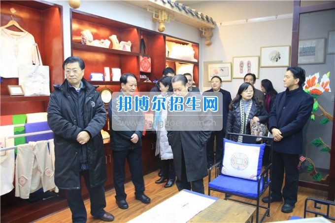 四川音樂(lè)學(xué)院黨委書記、院長(zhǎng)林戈?duì)柦淌谝恍械酱ū庇變簬煼陡叩葘？茖W(xué)校考察