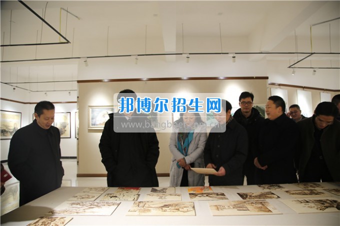 四川音樂(lè)學(xué)院黨委書記、院長(zhǎng)林戈?duì)柦淌谝恍械酱ū庇變簬煼陡叩葘？茖W(xué)?？疾? width=
