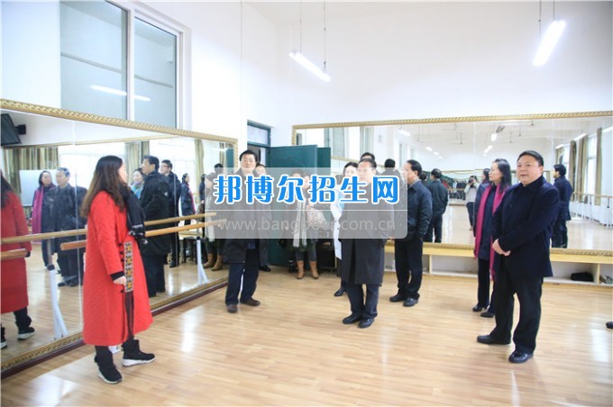 四川音樂(lè)學(xué)院黨委書記、院長(zhǎng)林戈?duì)柦淌谝恍械酱ū庇變簬煼陡叩葘？茖W(xué)?？疾? width=