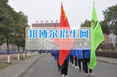四川省什邡市職業(yè)中專學(xué)校拉練路上，我們擼起袖子邁步向前