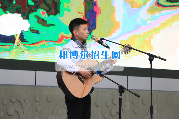 成都市洞子口職業(yè)高級(jí)中學(xué)舉行“成都，因我更美麗”主題開學(xué)典禮