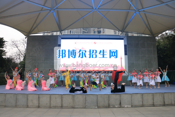 成都市洞子口職業(yè)高級(jí)中學(xué)舉行“成都，因我更美麗”主題開學(xué)典禮
