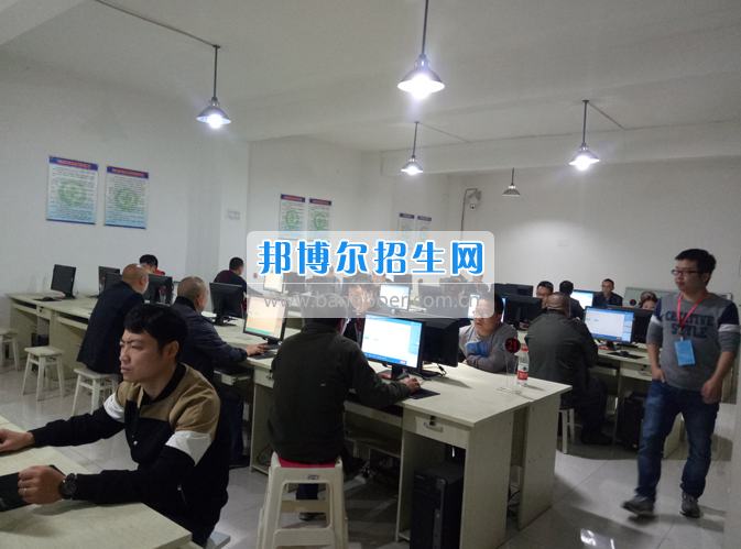 內(nèi)江市鐵路機(jī)械學(xué)校首期“特種設(shè)備、特種作業(yè)人員安全技術(shù)培訓(xùn)班”順利結(jié)業(yè)