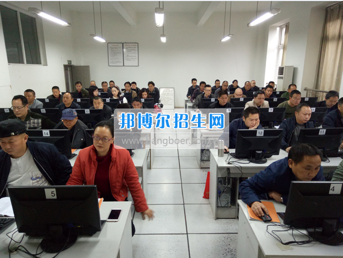 內(nèi)江市鐵路機(jī)械學(xué)校首期“特種設(shè)備、特種作業(yè)人員安全技術(shù)培訓(xùn)班”順利結(jié)業(yè)