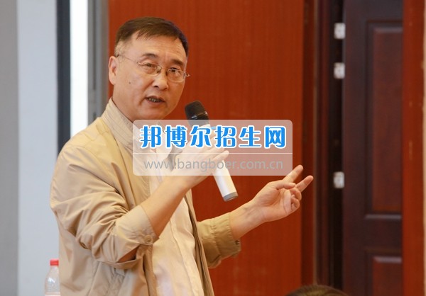 貴州商業(yè)高等?？茖W(xué)校舉行“協(xié)同創(chuàng)新 共謀發(fā)展——高校服務(wù)區(qū)域經(jīng)濟(jì)發(fā)展論壇”