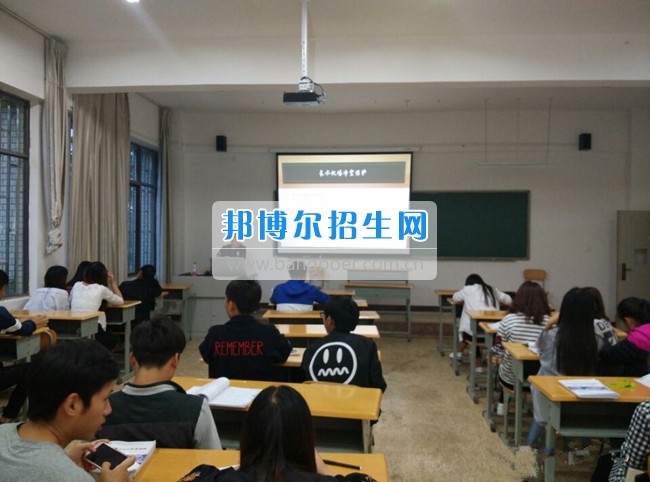 云南商務(wù)職業(yè)學(xué)院召開“機場凈空安全保護”主題班會