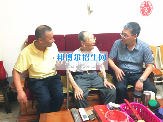 成都中醫(yī)藥大學(xué)領(lǐng)導(dǎo)走訪慰問老黨員、困難黨員和群眾代表