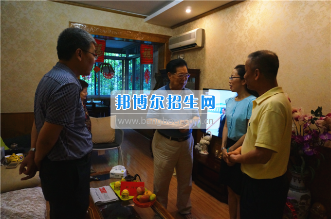 成都中醫(yī)藥大學(xué)領(lǐng)導(dǎo)走訪慰問老黨員、困難黨員和群眾代表