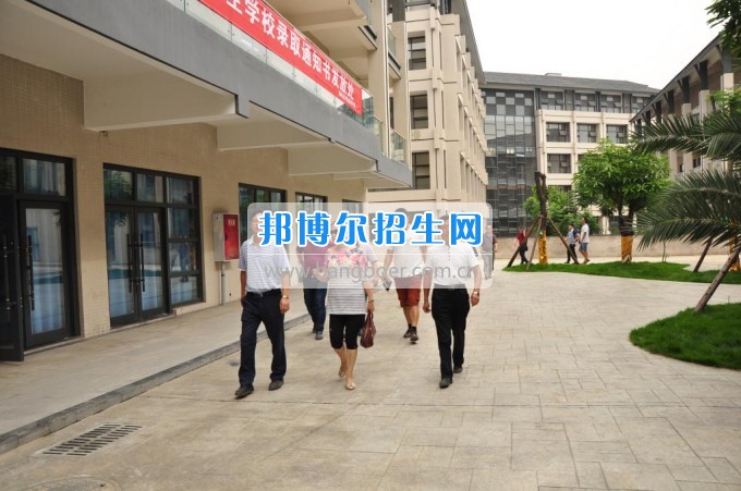 　　攀枝花學(xué)院土木工程學(xué)院副校長(zhǎng)石維富帶隊(duì)檢查康養(yǎng)學(xué)院后勤準(zhǔn)備工作  　　7月10日，攀枝花學(xué)院土木工程學(xué)院副校長(zhǎng)石維富帶領(lǐng)學(xué)生處、后管處、網(wǎng)計(jì)中心、后勤集團(tuán)、宣傳部、康養(yǎng)學(xué)院、花舞人間公司相關(guān)負(fù)責(zé)人一同視察了康養(yǎng)學(xué)院后勤保障準(zhǔn)備工作。  　　石維富主要檢查了學(xué)生寢室、教室、實(shí)驗(yàn)室、食堂、運(yùn)動(dòng)場(chǎng)等校園環(huán)境設(shè)施的準(zhǔn)備情況。相關(guān)單位對(duì)準(zhǔn)備工作中存在的問(wèn)題提出了具體整改意見(jiàn)。最后石維富要求相關(guān)單位積極配合花舞人間公司做好開(kāi)學(xué)前準(zhǔn)備工作，并希望花舞人間公司加快工作進(jìn)度，確保在開(kāi)學(xué)前各項(xiàng)準(zhǔn)備工作保質(zhì)保量完成。  　　