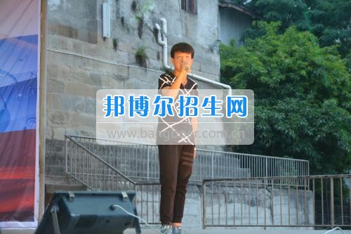 　　我校隆重舉行2017年預(yù)備班學(xué)生“各展所長(zhǎng)，揚(yáng)帆起航”文藝匯演  　　為了豐富同學(xué)們的課余生活，提高同學(xué)們的文藝素養(yǎng)，增強(qiáng)班級(jí)間的凝聚力和親和力。6月2日晚，我校在球類運(yùn)動(dòng)場(chǎng)舉辦了預(yù)備班“各展所長(zhǎng)，揚(yáng)帆起航”學(xué)生文藝匯演，全體預(yù)備班學(xué)生和職高部學(xué)生共800多名以及20多名教職工觀看了演出。  　　此次文藝匯演的節(jié)目?jī)?nèi)容形式多樣、內(nèi)容豐富，激情的開(kāi)場(chǎng)舞——《GOODBOY》中拉開(kāi)了帷幕，伴隨著一陣陣掌聲，歌舞、小品、朗誦、相聲等精心準(zhǔn)備的22個(gè)精彩的節(jié)目為觀眾呈現(xiàn)了一道豐富的視聽(tīng)盛宴，最后全體師生齊唱的《難忘今宵》把本場(chǎng)文藝匯演推向了高潮，掌聲和歡呼聲此起彼伏，臺(tái)上臺(tái)下成了一片激情四溢的海洋，本場(chǎng)文藝匯演畫上了圓滿的句號(hào)。  　　此次文藝匯演演出的成功舉辦，充分彰顯了我校預(yù)備班學(xué)生的個(gè)性，讓預(yù)備班學(xué)生充分感受到育才職高的魅力。