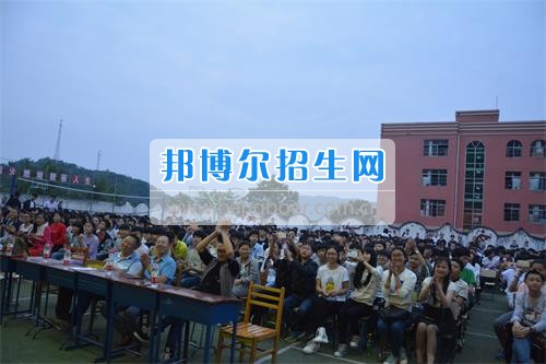 　　我校隆重舉行2017年預(yù)備班學(xué)生“各展所長(zhǎng)，揚(yáng)帆起航”文藝匯演  　　為了豐富同學(xué)們的課余生活，提高同學(xué)們的文藝素養(yǎng)，增強(qiáng)班級(jí)間的凝聚力和親和力。6月2日晚，我校在球類運(yùn)動(dòng)場(chǎng)舉辦了預(yù)備班“各展所長(zhǎng)，揚(yáng)帆起航”學(xué)生文藝匯演，全體預(yù)備班學(xué)生和職高部學(xué)生共800多名以及20多名教職工觀看了演出。  　　此次文藝匯演的節(jié)目?jī)?nèi)容形式多樣、內(nèi)容豐富，激情的開(kāi)場(chǎng)舞——《GOODBOY》中拉開(kāi)了帷幕，伴隨著一陣陣掌聲，歌舞、小品、朗誦、相聲等精心準(zhǔn)備的22個(gè)精彩的節(jié)目為觀眾呈現(xiàn)了一道豐富的視聽(tīng)盛宴，最后全體師生齊唱的《難忘今宵》把本場(chǎng)文藝匯演推向了高潮，掌聲和歡呼聲此起彼伏，臺(tái)上臺(tái)下成了一片激情四溢的海洋，本場(chǎng)文藝匯演畫上了圓滿的句號(hào)。  　　此次文藝匯演演出的成功舉辦，充分彰顯了我校預(yù)備班學(xué)生的個(gè)性，讓預(yù)備班學(xué)生充分感受到育才職高的魅力。