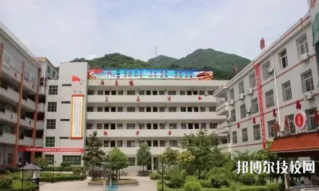 鎮(zhèn)巴縣職業(yè)教育中心2020年報名條件、招生要求、招生對象 