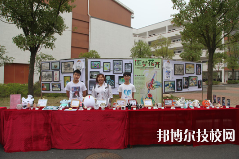 學校的選擇與報考是雙向的，不光學生會選擇一所優(yōu)秀的學校報考，學校也會選擇優(yōu)質的學生進行錄取，讓自己的辦學更上一層樓。因此在報考前，同學們很有必要去了解一下學校的招生要求以及報名條件。下面就和小編一起來看看井岡山應用科技學校的招生要求吧。  井岡山應用科技學校招生對象：應屆初中畢業(yè)生。  井岡山應用科技學校 1.中考準考證:  2.戶口本前頁及學生個人戶口頁復印件:  3.初中畢業(yè)證復印件:  4.其它享受國家資助的證件。低保、殘疾等證件:  井岡山應用科技學校簡介 江西省井岡山應用科技學校前身為江西省吉安農業(yè)學校，創(chuàng)辦于1951年10月，是一所全日制普通中等專業(yè)學校，隸屬于吉安市農業(yè)局。2004年4月經江西省人民政府批準，更名為江西省井岡山應用科技學校，2009年12月經市教育局批準，增掛吉安農業(yè)學校校牌，實行兩塊牌子一套班子。學校位于吉安市旅游風景區(qū)----青原山，校園占地面積180畝，建筑面積7萬余平方米，環(huán)境優(yōu)美，是一所花園式學校?，F(xiàn)有教職工245人，其中專兼職教師236人，現(xiàn)有在校學生4078人。  小編總結 不知道小伙伴們滿足以上要求了嗎?對于想要報考井岡山應用科技學校的同學來說，滿足招生要求只是報考的第一步哦!要確定自己會不會被錄取，就還需要對學校的錄取分數(shù)線做好了解，歡迎大家前往邦博爾技校網進行分數(shù)線的咨詢。
