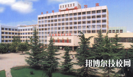 知道一所學(xué)校的名字，但是最基本的學(xué)校簡介是必須了解的，選學(xué)校不能初心，畢竟是關(guān)系到自己的將來。以下是小編整理的蘭州電力學(xué)校介紹。  蘭州電力學(xué)校層次：中專  蘭州電力學(xué)校性質(zhì)：公辦  蘭州電力學(xué)校地址：蘭州市安寧區(qū)萬新北路  蘭州電力學(xué)校介紹 蘭州電力學(xué)校坐落于蘭州安寧區(qū)，環(huán)境優(yōu)美，教學(xué)設(shè)施齊全。蘭州電力學(xué)校、甘肅電業(yè)職工中等專業(yè)學(xué)校、甘肅電力繼續(xù)教育中心三塊牌子，一套機(jī)構(gòu)，分署辦公，甘肅電力黨校掛靠在學(xué)校。  十幾年來，蘭州電力學(xué)校先后招收國家任務(wù)生、社會委培生、市場調(diào)節(jié)生等類學(xué)生，為社會和系統(tǒng)培養(yǎng)畢業(yè)生3104名，為甘肅電力系統(tǒng)和農(nóng)電系統(tǒng)培訓(xùn)學(xué)員近16000人。 經(jīng)過十幾年、尤其是90年代中后期的迅速發(fā)展，學(xué)校已經(jīng)成為甘肅省中專學(xué)校的佼佼者，建有一座中型實(shí)習(xí)工廠，有計(jì)算機(jī)多媒體教室、電子閱覽室等18個(gè)實(shí)驗(yàn)室和校園計(jì)算機(jī)網(wǎng)絡(luò)。學(xué)校曾經(jīng)和現(xiàn)設(shè)置的專業(yè)有發(fā)電廠及電力系統(tǒng)、電廠熱能動力設(shè)備、電廠化學(xué)、建筑工程估價(jià)、用電管理、計(jì)算機(jī)應(yīng)用、財(cái)務(wù)會計(jì)、城鎮(zhèn)供用電、農(nóng)村供用電、制冷與空調(diào)安裝、電力營銷、電氣技術(shù)、電子電器、輸配電線路施工檢修與運(yùn)行、水利水電工程技術(shù)、文化藝術(shù)等近二十個(gè)專業(yè)。學(xué)制有大中專二年半、在職中專三年、普通中專四年和