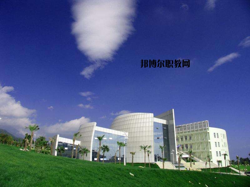 來鳳中等職業(yè)技術學校2020年報名條件、招生要求、招生對象