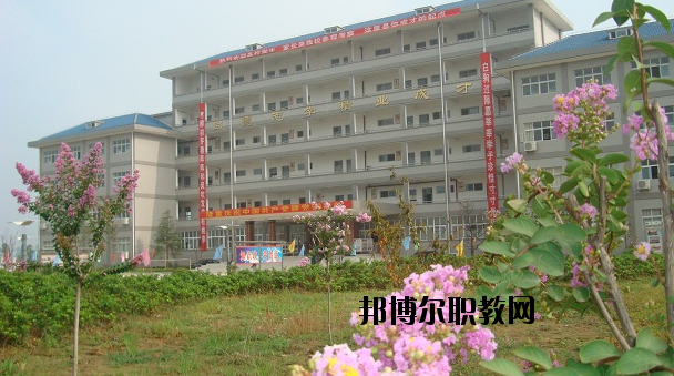 鄂州經(jīng)貿(mào)學(xué)校2020年報(bào)名條件、招生要求、招生對(duì)象
