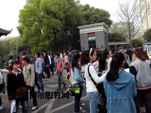 成都國演藝術(shù)學(xué)校2020年報(bào)名條件、招生要求、招生對象