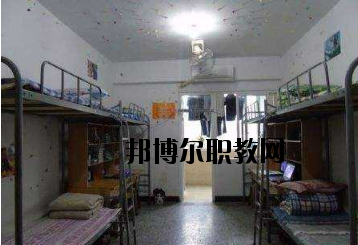 不同的同學(xué)對學(xué)校的宿舍期待是不一樣的。有的同學(xué)希望宿舍有空調(diào)，有的同學(xué)認(rèn)為這并不重要。有的同學(xué)希望寢室有書桌等供自己學(xué)習(xí)的條件，而有的同學(xué)則認(rèn)為寢室只是用來休息的。一千個(gè)人的眼中有一千個(gè)哈姆雷特，在對一件事情進(jìn)行考評的時(shí)候，同學(xué)們可以結(jié)合自己的實(shí)際需要來看，而非人云亦云。  定南中等專業(yè)學(xué)校宿舍條件 學(xué)校宿舍算是比較不錯(cuò)的了，生活設(shè)施齊全，可以滿足同學(xué)們的大部分需求，配有衛(wèi)生間、空調(diào)、熱水等設(shè)施，通風(fēng)、采光條件也較好。  定南中等專業(yè)學(xué)校辦學(xué)條件 定南中等專業(yè)學(xué)校地處贛粵門戶——定南，建辦于1958年，占地面積135畝，校舍建筑面積2.5萬平方米，辦學(xué)規(guī)模可容納近2000人使用。學(xué)校師資力量雄厚，擁有高級職稱以上教師若干人。  定南中等專業(yè)學(xué)校概況 定南中專是我縣唯一一所培養(yǎng)技能型人才的中等專業(yè)學(xué)校，現(xiàn)開設(shè)了學(xué)前教育、電子技術(shù)應(yīng)用、模具制造技術(shù)、汽車運(yùn)用與維修、“三校生”高考、旅游服務(wù)與管理等六大特色專業(yè)。學(xué)校各專業(yè)設(shè)備先進(jìn)，現(xiàn)有現(xiàn)代化汽車二級維護(hù)、幼兒情境模擬、電子電拖、模具制造、程序控制等29間實(shí)訓(xùn)教室，擁有紙質(zhì)藏書近10萬冊，電子藏書超過20萬冊，所有教室裝備了錄播一體、信息化教學(xué)設(shè)備，實(shí)現(xiàn)了校園智慧化管理。  小編總結(jié) 看過學(xué)校的宿舍條件以后，不知道大家覺得定南中等專業(yè)學(xué)校的宿舍是否滿足了自己的預(yù)期呢?我們可以了解到，這所學(xué)校的宿舍算是比較不錯(cuò)的了，生活設(shè)施齊全，可以滿足同學(xué)們的大部分需求，配有衛(wèi)生間、空調(diào)、熱水等設(shè)施，通風(fēng)、采光條件也較好。