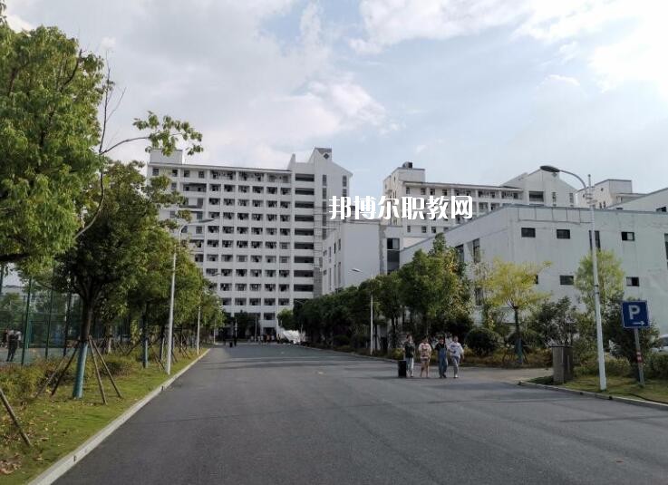 合肥經(jīng)貿(mào)旅游學(xué)校2020年報(bào)名條件、招生要求、招生對(duì)象