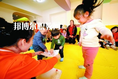 隨著二胎政策的放寬，我國新生兒的數(shù)量明顯增多，這也說明，在未來的很長一段時間里，幼師都是一個非常受歡迎的行業(yè)，而四川是座發(fā)展迅速，有深厚文化底蘊的城市，自然是受到很多同學(xué)喜愛，近日，就會問小編關(guān)于四川讀幼師學(xué)校好不好?那接下來，小編就給大家介紹一下四川幼師學(xué)校，如果你有更多疑問，歡迎點擊右側(cè)的咨詢欄與我們交流。  四川讀幼師的就業(yè)前景 就業(yè)容易，畢業(yè)學(xué)生不愁“嫁”盡管當(dāng)前就業(yè)形勢嚴(yán)峻，各地大學(xué)生就業(yè)難度大，但許多城市的學(xué)前教育專業(yè)畢業(yè)生并未受影響，反而逆勢上漲，待遇也比往年有所提高。近年來，由于幼兒園發(fā)展的需要，很多單位幼兒教師奇缺，連男老師也變得搶手起來。學(xué)前、初教專業(yè)畢業(yè)生不愁“嫁”，甚至有很多幼教機構(gòu)到學(xué)校預(yù)約、搶簽畢業(yè)生，幼教人才受歡迎程度可見一斑。  四川讀幼師的優(yōu)勢 幼教項目的穩(wěn)定性強，不受市場沖擊，打造終身產(chǎn)業(yè)?，F(xiàn)階段，無論是從國家教育改革發(fā)展的全局出發(fā)，還是從目前有關(guān)民辦學(xué)前教育的法律法規(guī)政策等方面來看，民辦學(xué)前教育發(fā)展?jié)摿Χ际志薮蟆Ｆ浯?，成就子女未來。選擇了幼教工作，可以讓我們更懂得如何教育子女，對自己未來孩子接收良好的家庭教育有著十分重要的促進(jìn)作用。女性投身幼教行業(yè)后，長期接受最先進(jìn)的幼教理念和適合中國幼兒的各類課程，繼而在對自己子女的教育觀念和方法上也會更科學(xué)，為孩子今后的發(fā)展奠定更好的基礎(chǔ)。  德陽科貿(mào)職業(yè)學(xué)院幼師升學(xué)班學(xué)前教育專業(yè)介紹 本專業(yè)順應(yīng)國家“幼有所育”學(xué)前教育決策和學(xué)前教育專業(yè)人才極度短缺的社會需求而設(shè)，是一個綜合性較強的專業(yè)，涵蓋0-6歲兒童的教育，作為人生起點教育的學(xué)前教育專業(yè)對人的一生的發(fā)展和教育起著重要的奠基作用。本專業(yè)緊密對接各級各類幼兒園和早期教育機構(gòu)等實施合作辦學(xué)、合作育人，強化“四能”特長(彈唱、舞蹈、美術(shù)、游戲)、“五會”素養(yǎng)(保育、保健、教育、溝通、管理)，致力于培養(yǎng)新時代“有愛心、有耐心、有恒心、有責(zé)任心”的學(xué)前教育人才。  培養(yǎng)目標(biāo)：本專業(yè)培養(yǎng)以立德樹人為己任，具有良好的職業(yè)道德、專業(yè)素養(yǎng)、協(xié)作精神、溝通能力和創(chuàng)新意識，擁有先進(jìn)的幼兒教育理念，具有較扎實的學(xué)前教育的專業(yè)知識與專業(yè)技能，具備較強的幼兒保教能力，從事幼兒園教育教學(xué)、保育保健工作的高素質(zhì)應(yīng)用型人才。  核心課程：學(xué)前教育學(xué)、學(xué)前兒童心理學(xué)、幼兒游戲理論與實踐、幼兒行為觀察、幼兒園五大領(lǐng)域教育、學(xué)前衛(wèi)生學(xué)、聲樂、鋼琴、舞蹈、美術(shù)、幼兒歌曲彈唱、幼兒舞蹈創(chuàng)編、幼兒園班級管理、幼兒手工、家庭教育等。  職業(yè)前景：習(xí)近平總書記在“黨的十九大”上指出：“增進(jìn)民生福祉是發(fā)展的根本目的。必須多謀民生之利、多解民生之憂，在發(fā)展中補齊民生短板、促進(jìn)社會公平正義，在幼有所育、學(xué)有所教上不斷取得新進(jìn)展。”  2019年教育部《2018年全國教育事業(yè)發(fā)展統(tǒng)計公報》顯示，2018年全國共有幼兒園26.67萬所，比上年增加1.17萬所，增長4.60%; 在園幼兒4656.42萬人，比上年增加56.28萬人;學(xué)前教育毛入園率達(dá)到81.7%，比上年提高2.1%，且0-6歲兒童超過1億，幼兒園專任教師258.14萬人。按照國家對學(xué)前教育師幼比(1:5)的規(guī)定，幼兒園專任教師的缺口高達(dá)673萬多。學(xué)前教育專業(yè)人才就業(yè)前景非常廣闊。  就業(yè)崗位：幼兒園教師、幼兒保育員、幼兒保健教師、早期教育教師。  獲取資格證書：幼兒園教師資格證、普通話水平證書(二甲及以上)  專業(yè)實訓(xùn)室：幼兒保育實訓(xùn)室、幼兒衛(wèi)生保健實訓(xùn)室、仿真幼兒園、幼兒手工制作實訓(xùn)室、幼兒美術(shù)實訓(xùn)室、聲樂實訓(xùn)室、形體舞蹈實訓(xùn)室、鋼琴實訓(xùn)室、游戲與感統(tǒng)實訓(xùn)室、繪本實訓(xùn)室、蒙臺梭利教育實訓(xùn)室、奧爾夫音樂實訓(xùn)室等。  專業(yè)實踐基地：廣漢市第三幼兒園、廣漢市雒城鎮(zhèn)第四幼兒園、廣漢市西外中心幼兒園、德陽市旌南幼兒園、德陽市黃河?xùn)|路幼兒園、四川師范大學(xué)實驗幼兒園、四川師范大學(xué)附屬啟夏幼兒園、成都市武侯區(qū)福錦幼兒園、崇州市虹橋歡樂谷幼兒園、岳池知恩行幼兒園、西充縣青葵幼兒園等。  上面關(guān)于四川讀幼師學(xué)校好不好?小編介紹了，小編覺得不管是讀什么學(xué)校都是要從多方面來考慮的，要看行業(yè)的發(fā)展前景怎么樣，還要看這個專業(yè)到底適不適合自己，就好像幼師學(xué)校，一定要學(xué)好小孩子才可以去讀，因為這個專業(yè)將來出來不管做什么工作，都是要和小朋友待在一起的。如有更多問題，歡迎咨詢邦博爾網(wǎng)。