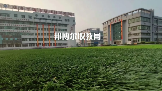 問(wèn)：珠海索卡科技技工學(xué)校怎么樣、好不好?  答:珠海市索卡科技技工學(xué)校是經(jīng)珠海市人力資源和社會(huì)保障局批準(zhǔn)成立，廣東索卡集團(tuán)有限公司創(chuàng)辦的以培養(yǎng)中級(jí)技術(shù)人才為主的全日制中等技工學(xué)校。學(xué)校位于粵港澳大灣區(qū)的珠海市后花園高欄港經(jīng)濟(jì)區(qū)平沙鎮(zhèn)，是2020年珠海市西部地區(qū)僅有的一所中等職業(yè)學(xué)校。學(xué)校被列為廣東省足球協(xié)會(huì)(珠海)培訓(xùn)實(shí)驗(yàn)基地、珠海市新型技能人才培訓(xùn)基地，珠海市國(guó)防與公共安全體驗(yàn)基地。  珠海索卡科技技工學(xué)校就業(yè) 學(xué)校堅(jiān)持校企合作的辦學(xué)思路，采取訂單式的人才培養(yǎng)模式，與省市足協(xié)和部分省內(nèi)外高等院校、眾多優(yōu)質(zhì)企業(yè)建立了校企合作關(guān)系，學(xué)生就業(yè)率保持在100%。索卡集團(tuán)以“體育+旅游”產(chǎn)業(yè)開(kāi)發(fā)為核心，多元化經(jīng)營(yíng)，業(yè)務(wù)覆蓋體育、游艇、教育、酒店、醫(yī)療、康復(fù)康養(yǎng)、產(chǎn)業(yè)科研、商業(yè)運(yùn)營(yíng)、資本投資等領(lǐng)域，2019年正在珠海市平沙鎮(zhèn)投資建設(shè)“索卡國(guó)際足球小鎮(zhèn)”項(xiàng)目，計(jì)劃總投資60億元人民幣。  珠海索卡科技技工學(xué)校 學(xué)校規(guī)劃占地面積205畝，現(xiàn)有建筑面積約3萬(wàn)平方米，環(huán)境優(yōu)美，交通便利，教學(xué)生活設(shè)施齊全，是一所獨(dú)具特色的技工學(xué)校。學(xué)校建有標(biāo)準(zhǔn)足球場(chǎng)、籃球場(chǎng)、排球場(chǎng)、羽毛球場(chǎng)、乒乓球場(chǎng)等活動(dòng)場(chǎng)所。有教學(xué)樓、實(shí)訓(xùn)樓、學(xué)生公寓樓、學(xué)術(shù)報(bào)告廳、學(xué)生社團(tuán)活動(dòng)中心等教育教學(xué)生活場(chǎng)所。  珠海索卡科技技工學(xué)校管理 學(xué)校管理科學(xué)規(guī)范，采取全封閉軍事化管理模式。學(xué)校有一支既能從事理論教學(xué)，又能指導(dǎo)實(shí)訓(xùn)的“雙師型”隊(duì)伍。學(xué)校堅(jiān)持“以就業(yè)為導(dǎo)向、以服務(wù)為宗旨、以質(zhì)量求生存、以管理樹(shù)形象、以特色謀發(fā)展，達(dá)到學(xué)生、家長(zhǎng)、用人單位滿(mǎn)意”的辦學(xué)理念，根據(jù)市場(chǎng)需求，對(duì)接企業(yè)建專(zhuān)業(yè)，對(duì)接崗位設(shè)課程，根據(jù)興趣選專(zhuān)業(yè)，與就業(yè)市場(chǎng)緊密對(duì)接。  我們的起點(diǎn)可能很低，但我們要有扭轉(zhuǎn)局面的能力，努力把自己的成績(jī)提升上去，很多的學(xué)校都是看重統(tǒng)招的分?jǐn)?shù)線(xiàn)的，只有把自己的學(xué)習(xí)提升上了了，你在考試中才能夠游刃有余，一次考試定乾坤，最后選擇有優(yōu)勢(shì)的學(xué)校。