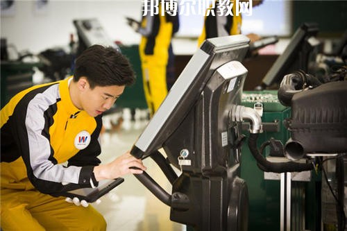如今，汽修行業(yè)成為了當(dāng)下最熱門(mén)的行業(yè)，這已經(jīng)是一個(gè)不爭(zhēng)的事實(shí)了，很多汽修企業(yè)都需要經(jīng)驗(yàn)豐富的優(yōu)秀人才，汽修人才缺口很大，這使很多學(xué)生都想報(bào)考汽修學(xué)校，近日就有同學(xué)咨詢(xún)小編關(guān)于成都設(shè)有汽修學(xué)校的公辦大專(zhuān)學(xué)校?成都有很多公辦大專(zhuān)學(xué)校都開(kāi)設(shè)了汽修類(lèi)相關(guān)專(zhuān)業(yè)，在這里小編就給大家簡(jiǎn)單介紹一下。  成都紡織高等專(zhuān)科學(xué)校辦學(xué)性質(zhì)：公辦大學(xué)  成都紡織高等專(zhuān)科學(xué)校簡(jiǎn)介 成都紡織高等專(zhuān)科學(xué)校是四川省政府舉辦的全日制普通高等學(xué)校，直屬四川省教育廳，是中國(guó)西南地區(qū)唯一獨(dú)立建制的紡織類(lèi)高等學(xué)校，國(guó)家骨干高等職業(yè)院校建設(shè)單位、四川省首批示范性高等職業(yè)院校建設(shè)單位。  學(xué)校地處四川省成都市犀浦鎮(zhèn)，校園面積616畝，原成都市世界樂(lè)園已改建成為學(xué)校北苑校區(qū)。學(xué)校環(huán)境優(yōu)美，交通便利，設(shè)施優(yōu)良，成灌高鐵、成都地鐵2號(hào)線(xiàn)可達(dá)學(xué)校。  成都紡織高等專(zhuān)科學(xué)校歷史沿革 學(xué)校前身為創(chuàng)立于1939年的國(guó)立中央技藝專(zhuān)科學(xué)校，秉承“服務(wù)紡織、服務(wù)社會(huì)、服務(wù)學(xué)生、服務(wù)人民”的辦學(xué)理念和培養(yǎng)具有“工程師之素養(yǎng)、技工之身手”的育人傳統(tǒng)，艱苦奮斗，薪火相傳，形成了“敬業(yè)奉獻(xiàn)、民主和諧、自強(qiáng)不息、追求卓越”的學(xué)校精神、“德修于正、學(xué)究于行”的校訓(xùn)、“團(tuán)結(jié)、勤奮、求實(shí)、創(chuàng)新”的校風(fēng)、“范、勤、嚴(yán)、愛(ài)”的教風(fēng)、“好學(xué)、善問(wèn)、勤思、篤行”的學(xué)風(fēng)。  改革開(kāi)放以來(lái)，學(xué)校緊緊抓住我國(guó)經(jīng)濟(jì)社會(huì)和高等教育快速發(fā)展的歷史機(jī)遇，深化改革、銳意進(jìn)取、科學(xué)發(fā)展，辦學(xué)條件不斷改善，辦學(xué)水平顯著提高，為區(qū)域經(jīng)濟(jì)社會(huì)發(fā)展和我國(guó)紡織產(chǎn)業(yè)的發(fā)展做出了應(yīng)有貢獻(xiàn)。  成都紡織高等專(zhuān)科學(xué)校汽車(chē)檢測(cè)與維修技術(shù)專(zhuān)業(yè) 培養(yǎng)目標(biāo)：本專(zhuān)業(yè)培養(yǎng)適應(yīng)社會(huì)主義市場(chǎng)經(jīng)濟(jì)發(fā)展需要的、具有良好專(zhuān)業(yè)素質(zhì)和職業(yè)技能的從事汽車(chē)檢測(cè)、維修及相關(guān)工作的高素質(zhì)、高技能工程應(yīng)用型人才。  主要課程：工程制圖、機(jī)械基礎(chǔ)、液壓氣動(dòng)技術(shù)、發(fā)動(dòng)機(jī)與汽車(chē)?yán)碚?、電工與電子技術(shù)基礎(chǔ)、汽車(chē)發(fā)動(dòng)機(jī)構(gòu)造與維修、汽車(chē)底盤(pán)構(gòu)造與維修、汽車(chē)故障診斷與維修、汽車(chē)電氣設(shè)備構(gòu)造與維修、汽車(chē)專(zhuān)項(xiàng)高級(jí)技能與訓(xùn)練。  專(zhuān)業(yè)師資：教授2人、副教授5人、講師10人、工程師3人、技師3人。  教學(xué)成果：參加四川省汽車(chē)維修與故障診斷技能大賽二等獎(jiǎng);發(fā)表科研論文12篇。  就業(yè)情況：畢業(yè)生主要面向汽車(chē)維修及其它汽車(chē)服務(wù)業(yè)從事汽車(chē)檢測(cè)、維修及相關(guān)技術(shù)服務(wù)工作。  就業(yè)率近5年保持在95%以上，畢業(yè)后半年平均收入3094元/月、專(zhuān)業(yè)相關(guān)度71%。  上面關(guān)于成都設(shè)有汽修學(xué)校的公辦大專(zhuān)學(xué)校，小編簡(jiǎn)單的介紹了，公辦學(xué)校的優(yōu)勢(shì)在于，在收費(fèi)和政府支持上有一定的優(yōu)勢(shì)，無(wú)論你上的是公辦學(xué)校還是民辦學(xué)校，同學(xué)們都要記住，重要的不是你上的是什么學(xué)校，而是你真正能在學(xué)校學(xué)到些什么東西，這才是最重要的事情。