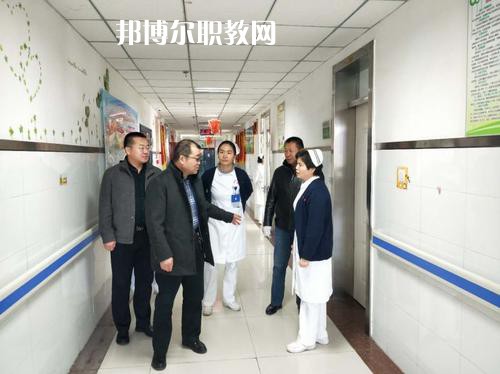 新疆石河子衛(wèi)生學校2021年招生錄取分數(shù)線?我們讀書的同學就知道分數(shù)是很重要的，同學們自己在找學校的時候就知道，同學們?nèi)タ磳W校學校首先問的就是同學們自己的分數(shù)，小編就來給同學們整理一下，讓同學們有參考的。  新疆石河子衛(wèi)生學校2021年招生錄取分數(shù)線 1.121團一中380  2.142團一中380  3.143團一中380  4.148團一中381  新疆石河子衛(wèi)生學校簡介 石河子衛(wèi)生學校地處祖國西北邊陲，位于新疆維吾爾自治區(qū)天山北麓的“戈壁明珠”石河子市，在市中心西小路151號，學校地理位置優(yōu)越，環(huán)境優(yōu)美，是教書育人的理想境地。1985年學校率先在全國倡導規(guī)范化護士教育，并制定了一整套管理制度。  學校老師撰寫的《整體化護理教學》已由新疆科技衛(wèi)生出版社發(fā)行，并在全疆護理教師培訓中當教材使用。掛牌之后，學校將把護理示范專業(yè)辦成技能型緊缺人才的培養(yǎng)培訓基地，更好地為全疆各族人民服好務(wù)。  據(jù)了解，建校四十五年來，這個學校為自治區(qū)培養(yǎng)了10328名護理人才，其中少數(shù)民族學生占30%，為全疆農(nóng)牧區(qū)培養(yǎng)了一大批扎根基層、留得住、用得上的當?shù)厣贁?shù)民族護理人才。  學校始建于1958年，占地面積40127平方米，建筑面積30067平方米，實驗室面積1600平方米。設(shè)有護理、解剖、生理、生化、藥理、化學、微生物、計算機、遠程、電教中心等11個實驗室。學校開設(shè)有護理、英語護理、社區(qū)護理、醫(yī)學檢驗、助產(chǎn)、藥劑等6個專業(yè)，現(xiàn)有在校生2672人。有漢、維吾爾、哈薩克、回、蒙古、滿、錫泊、烏孜別克、俄羅斯、塔吉克、克爾克孜等多種民族，其中少數(shù)民族的學生占全校在校學生總數(shù)的28%。學?，F(xiàn)有在編教職工89人，專任教師45人，本科學歷占90.6%，雙師型”教師占42%。  同學們可以看看參考一下自己的分數(shù)是在那個階段的，如果是高于這個分數(shù)的話，同學們就可以報讀的哦，如果分數(shù)是低于這個分數(shù)的話，同學們自己就不要報讀了哦，所以，提前看看分數(shù)也是可以的哦，不過不要忘了就是現(xiàn)階段最重要的還是復習的哦。