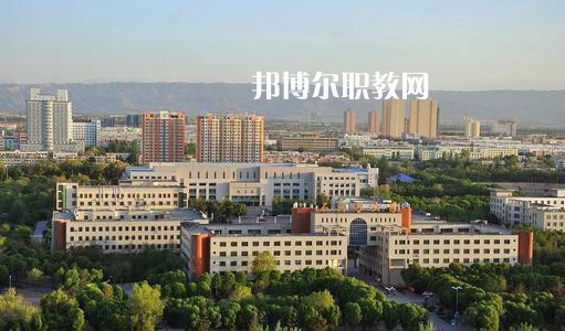 新疆石河子衛(wèi)生學(xué)校2021年有哪些專業(yè)?我們知道同學(xué)們在選擇專業(yè)的時候?qū)嶋H上專業(yè)比學(xué)校更重要，對于同學(xué)們來說在選擇專業(yè)的時候是需要慎重的。  新疆石河子衛(wèi)生學(xué)校專業(yè)設(shè)置 學(xué)校設(shè)有：護(hù)理學(xué)、藥劑學(xué)、檢驗學(xué)三大專業(yè)。其中護(hù)理學(xué)：有中專和大專兩種，大專為石河子大學(xué)在該校委培專業(yè)，頒發(fā)石河子大學(xué)的畢業(yè)證書。  新疆石河子衛(wèi)生學(xué)校學(xué)校優(yōu)勢 學(xué)校地址位于石河子市中心位置，旁邊為石河子市人民醫(yī)院(農(nóng)八師石河子市人民醫(yī)院)也是石河子的120急救中心。步行至石河子市游憩廣場只需要10分鐘，學(xué)校地理位置屬于石河子市市中心。交通發(fā)達(dá)。  學(xué)習(xí)優(yōu)勢：每門課程都有專業(yè)的老師帶教，在每個假期，都將組織學(xué)生參與臨床見習(xí)，增加學(xué)生的臨床經(jīng)驗。  其他優(yōu)勢：每一位在校生，都可以申請國家貧困助學(xué)金，國家撥款，每人每年1500元，均發(fā)至學(xué)生手上，解決了學(xué)生的基本溫飽問題，為貧困學(xué)生創(chuàng)造了學(xué)習(xí)條件。  另：南疆三地州學(xué)生、農(nóng)村籍學(xué)生、貧困生(非城市、城鎮(zhèn)戶口)可以申請減免學(xué)費，每人每年減免2000元，即只需繳納400元，即可上學(xué)，完成貧困學(xué)生學(xué)習(xí)的心愿。學(xué)生可以使用半價火車票往返，每年4次。  新疆石河子衛(wèi)生學(xué)校學(xué)校榮譽 學(xué)校以治校嚴(yán)謹(jǐn)，講求質(zhì)量，辦學(xué)成績斐然而著稱。多年來被石河子市評為“精神文明先進(jìn)單位”、“民族團(tuán)結(jié)先進(jìn)單位”、“衛(wèi)生綠化先進(jìn)單位”、“綜合治理先進(jìn)單位”、“招生先進(jìn)集體”，“德育教育先進(jìn)學(xué)校”。 2000年通過兵團(tuán)《中等醫(yī)學(xué)主要專業(yè)設(shè)置》評估;2003年通過兵團(tuán)《中等職業(yè)學(xué)校合格評估》;2002年被國家教育部首批確定為“全國護(hù)理專業(yè)示范點學(xué)校”;2003年教育部評估為“全國重點中等職業(yè)學(xué)校”;2004年教育部確定為全國“護(hù)理專業(yè)領(lǐng)域技能型人才培養(yǎng)培訓(xùn)基地”，同時，被國家教育部列為“全國衛(wèi)生職業(yè)教學(xué)模式研究課題組學(xué)校”、“面向二十一世紀(jì)全國衛(wèi)生職業(yè)學(xué)校系列教改教材編輯委員會”學(xué)校. 2005年4月，參加“全國護(hù)理教學(xué)改革成果展示賽”榮獲團(tuán)體“二等獎”和“組織獎”。2005年12月被教育教育部評為“全國護(hù)理教學(xué)改革先進(jìn)學(xué)校”。  小編為同學(xué)們整理好了學(xué)校的招生專業(yè)，同學(xué)們可以仔細(xì)的看看，對于同學(xué)們自己來說選擇一個適合自己的專業(yè)是非常重要的事情的哦，這樣才能保證后期的就業(yè)的哦。