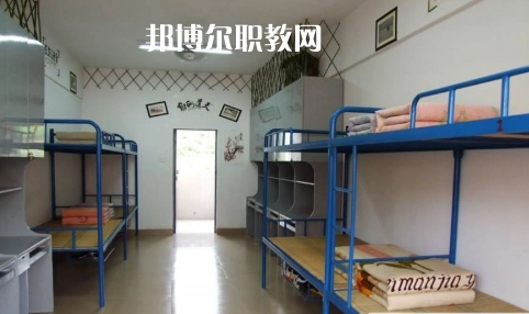 貴定縣技工學(xué)校報名條件、招生要求、招生對象是什么要求呢?每一個學(xué)校在招收學(xué)生的時候都是會有自己的要求的，同學(xué)們在找學(xué)校的時候也特別的擔(dān)心自己能不能符合到學(xué)校，小編就遇到很多這樣的學(xué)生來問，為了幫助同學(xué)們了解，小編就來整理一下學(xué)校這方面的要求。  貴定縣技工學(xué)校招生對象和條件 具有本縣戶籍井且參加當(dāng)年中招考試，品德合格、身體健康，自愿報名的應(yīng)屆初中畢業(yè)生     貴定縣技工學(xué)校錄取方式 根據(jù)當(dāng)年高中錄取分?jǐn)?shù)線下浮50分以內(nèi)，錄滿名額為止。  貴定縣技工學(xué)校就讀形式 第一學(xué)年在貴定職校就讀，開設(shè)普通高中一年級課程，適當(dāng)增加職業(yè)技能基礎(chǔ)課。一年后通過參加由貴定一中統(tǒng)一組織的選拔考試，按比例分流到貴定一中就讀。也可根據(jù)自己的意向選擇我校專業(yè)就讀，走技能成才之路，通過備考后報讀高職院校。  貴定縣技工學(xué)校校企合作 為貫徹落實好國家關(guān)于加強(qiáng)東西部扶貧協(xié)作的要求，進(jìn)一步加強(qiáng)職業(yè)教育東西協(xié)作，發(fā)揮職業(yè)教育助推脫貧攻堅的重要作用。5月7日，副縣長荊茂團(tuán)、政府辦副主任韋凱倫、扶貧辦副主任蔡健一行，來到貴定職校開展關(guān)于廣州市南沙區(qū)“美的集團(tuán)”專項結(jié)對幫扶調(diào)研會議，貴定縣人力資源和社會保障局副局長、黨組副書記、貴定職校校長周傳德同志、副校長羅連慧等參加了會議。  會上，荊茂團(tuán)副縣長首先指出：要貫徹好國家“東西協(xié)作”的要求，落實好東部地區(qū)幫助西部地區(qū)盡快實現(xiàn)全面脫貧的工作，他強(qiáng)調(diào)，在職業(yè)教育上解決學(xué)生就業(yè)問題是關(guān)鍵。他還向貴定職校校長周傳德同志提出希望：希望貴定職校能輸送專業(yè)性強(qiáng)的學(xué)生到廣州市南沙區(qū)“美的集團(tuán)”工作，解決學(xué)生就業(yè)難的問題。隨后，周校長向荊副縣長匯報了我校當(dāng)前面臨的**困難是缺乏專業(yè)教師和教學(xué)設(shè)施設(shè)備，希望廣州方面能夠給予幫助。  荊副縣長立即表示：廣州市南沙區(qū)“美的集團(tuán)”會派相關(guān)的專業(yè)人員到貴定職校進(jìn)行培訓(xùn)和指導(dǎo)，并希望我校派出相關(guān)專業(yè)教師到美的集團(tuán)進(jìn)行交流學(xué)習(xí)，目的是加快校企合作的廣度與深度，促進(jìn)教學(xué)、師資隊伍質(zhì)量的全面提升，提高就業(yè)簽約率與對口率;如果我校與“美的集團(tuán)”確定校企合作關(guān)系后，“美的集團(tuán)”將會給學(xué)校提供相關(guān)的專業(yè)設(shè)施設(shè)備，開展師資能力培訓(xùn)等，以提高專業(yè)的教育教學(xué)質(zhì)量，真正實現(xiàn)“一人就業(yè)、全家脫貧”。  小編為同學(xué)們整理了關(guān)于學(xué)校的招生條件這些，實際上正常畢業(yè)的同學(xué)基本都是可以就讀的，只是在學(xué)習(xí)專業(yè)的時候同學(xué)們需要慎重一點，有的專業(yè)是有專業(yè)要求的，那個就必須符合，因為關(guān)系到今后的就業(yè)的情況的，小編建議同學(xué)們?nèi)绻_實是要就讀職校的話都要提前一點選擇好。