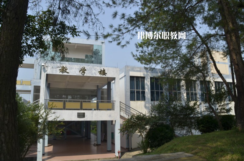 重慶第三衛(wèi)生學(xué)校2022年報名條件、招生要求、招生對象 