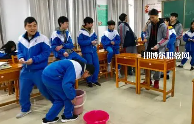貴陽市經(jīng)濟(jì)貿(mào)易中等專業(yè)學(xué)校2022年學(xué)費(fèi)、收費(fèi)多少