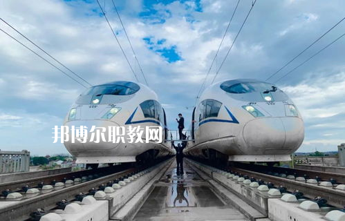 蘭州2022年軌道交通學(xué)校中專升大?？际裁? width=