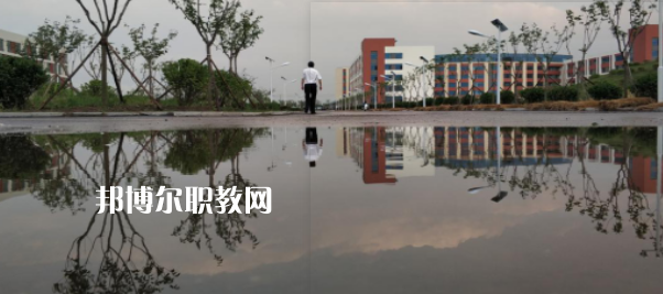 青島西大技工學(xué)校地址在哪里，哪個(gè)地區(qū)，哪個(gè)城市?