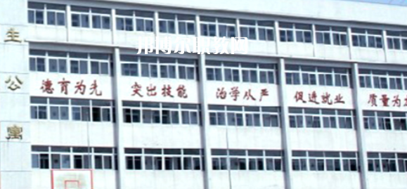 南京市公用事業(yè)技工學(xué)校學(xué)費(fèi)：*********，具體各專業(yè)學(xué)費(fèi)明細(xì)如下，希望對(duì)大家有幫助，邦博爾小編整理的南京市公用事業(yè)技工學(xué)校學(xué)費(fèi)信息僅供參考，如有變動(dòng)，以學(xué)校官方最新消息為準(zhǔn)。  一、南京市公用事業(yè)技工學(xué)校學(xué)費(fèi)多少錢(學(xué)費(fèi)明細(xì)) 1、南京市公用事業(yè)技工學(xué)校各專業(yè)學(xué)費(fèi)收費(fèi)標(biāo)準(zhǔn)  2、南京市公用事業(yè)技工學(xué)校住宿費(fèi)標(biāo)準(zhǔn)：500元/學(xué)年  3、南京市公用事業(yè)技工學(xué)校資助政策  學(xué)校嚴(yán)格按物價(jià)局核定的標(biāo)準(zhǔn)收費(fèi)，在校生享受政府免學(xué)費(fèi)政策。符合條件的優(yōu)秀學(xué)生和貧困生，按規(guī)定享受國(guó)家勵(lì)志獎(jiǎng)學(xué)金和助學(xué)金。  學(xué)校實(shí)行獎(jiǎng)學(xué)金制度，對(duì)比亞迪冠名班，開沃集團(tuán)南京金龍冠名班，天泓冠名班和品學(xué)兼優(yōu)的優(yōu)秀學(xué)生給予獎(jiǎng)勵(lì)。  二、南京市公用事業(yè)技工學(xué)校簡(jiǎn)介 多年來，學(xué)校與一百多家企事業(yè)單位建立了用人協(xié)作關(guān)系，為畢業(yè)生建立了暢通的就業(yè)渠道，部分專業(yè)已采用“定單式定向委培”輸送就業(yè)。  2004年以來，每年就業(yè)率始終在98.5%以上，畢業(yè)生就業(yè)去向主要為公交行業(yè)，如南京公交、中北巴士、新城巴士等;  汽車制造行業(yè)，如南京南汽集團(tuán)MG汽車制造公司、南京長(zhǎng)安汽車制造公司等;  汽車銷售(4S店)和維修行業(yè)如江蘇天泓汽車服務(wù)有限公司、南京朗馳集團(tuán)有限公司和江蘇省外事旅游汽車公司汽車修理總廠、南京新港汽車維修公司等。