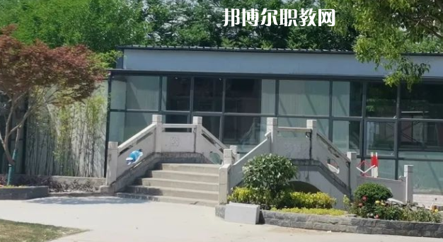 泰州市姜堰區(qū)江淮職業(yè)高級(jí)中學(xué)地址在哪里，哪個(gè)地區(qū)，哪個(gè)城市?