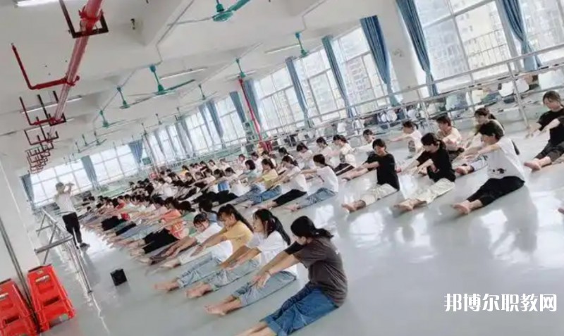 2025南寧商貿(mào)學(xué)校招生計(jì)劃 招生人數(shù)是多少(附要求、條件、對(duì)象)