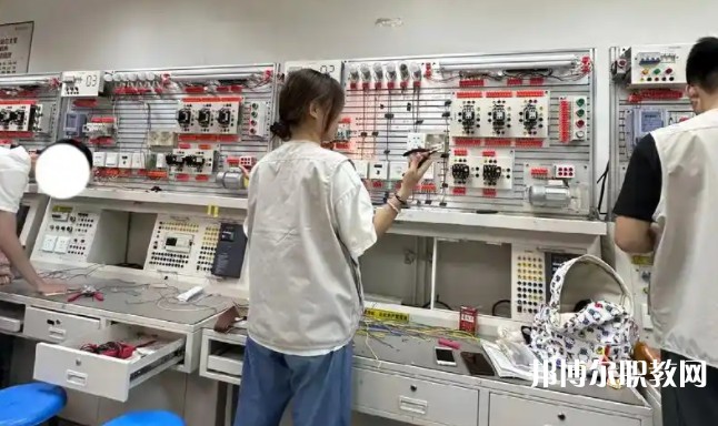 四川2025年讀電工學(xué)?？梢钥即髮W(xué)嗎